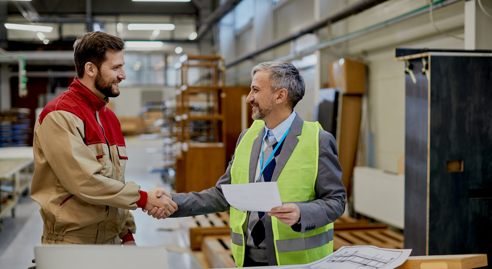 Unternehmensberatung im Mittelstand – Handschlag zwischen TENOR-Berater und Mitarbeiter in der Werkstatt