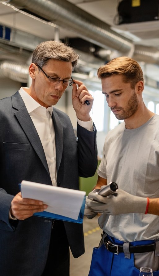 Unternehmensberatung für den Mittelstand – TENOR-Berater im Gespräch mit Mitarbeiter in der Fertigung
