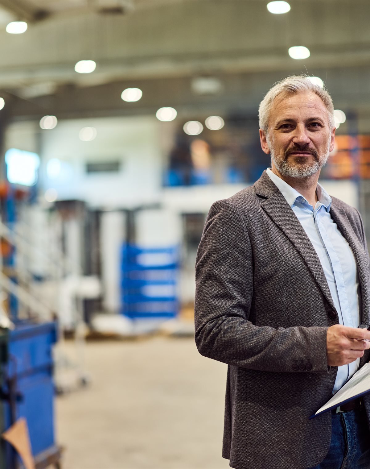 Digitalisierungsberatung Mittelstand – Geschäftsführer in der Produktionshalle