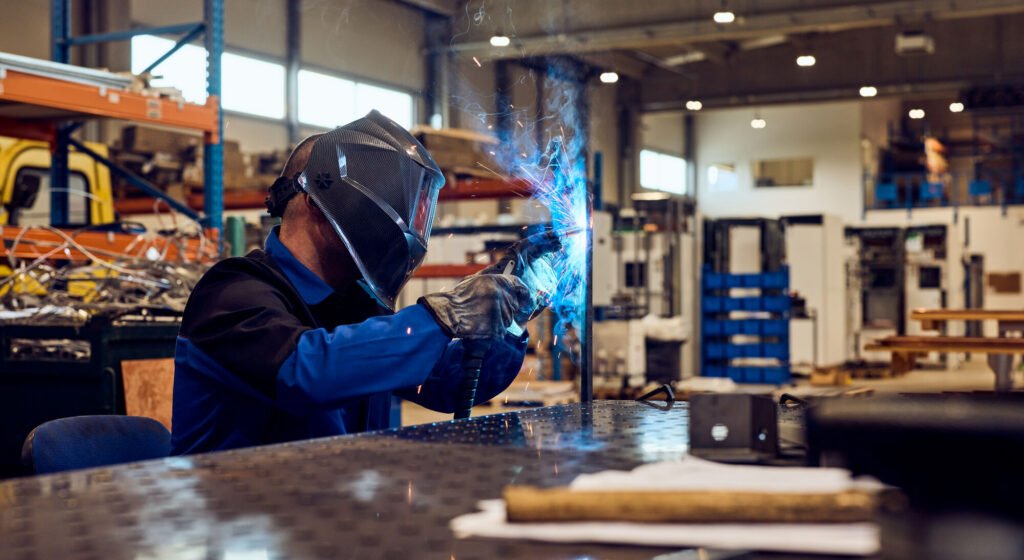 Metallbau: Schweißer in der Werkstatt – Digitalisierung im Handwerk beginnt beim Ablauf